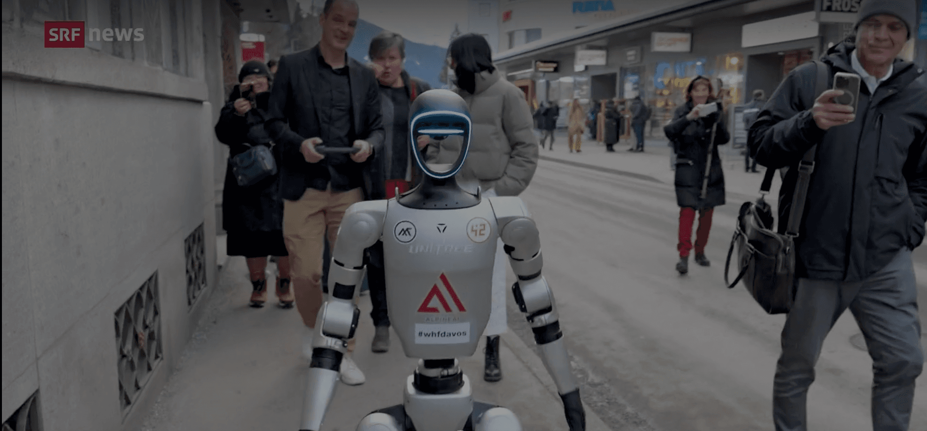 Henrietta beim WEF 2025 am herumlaufen