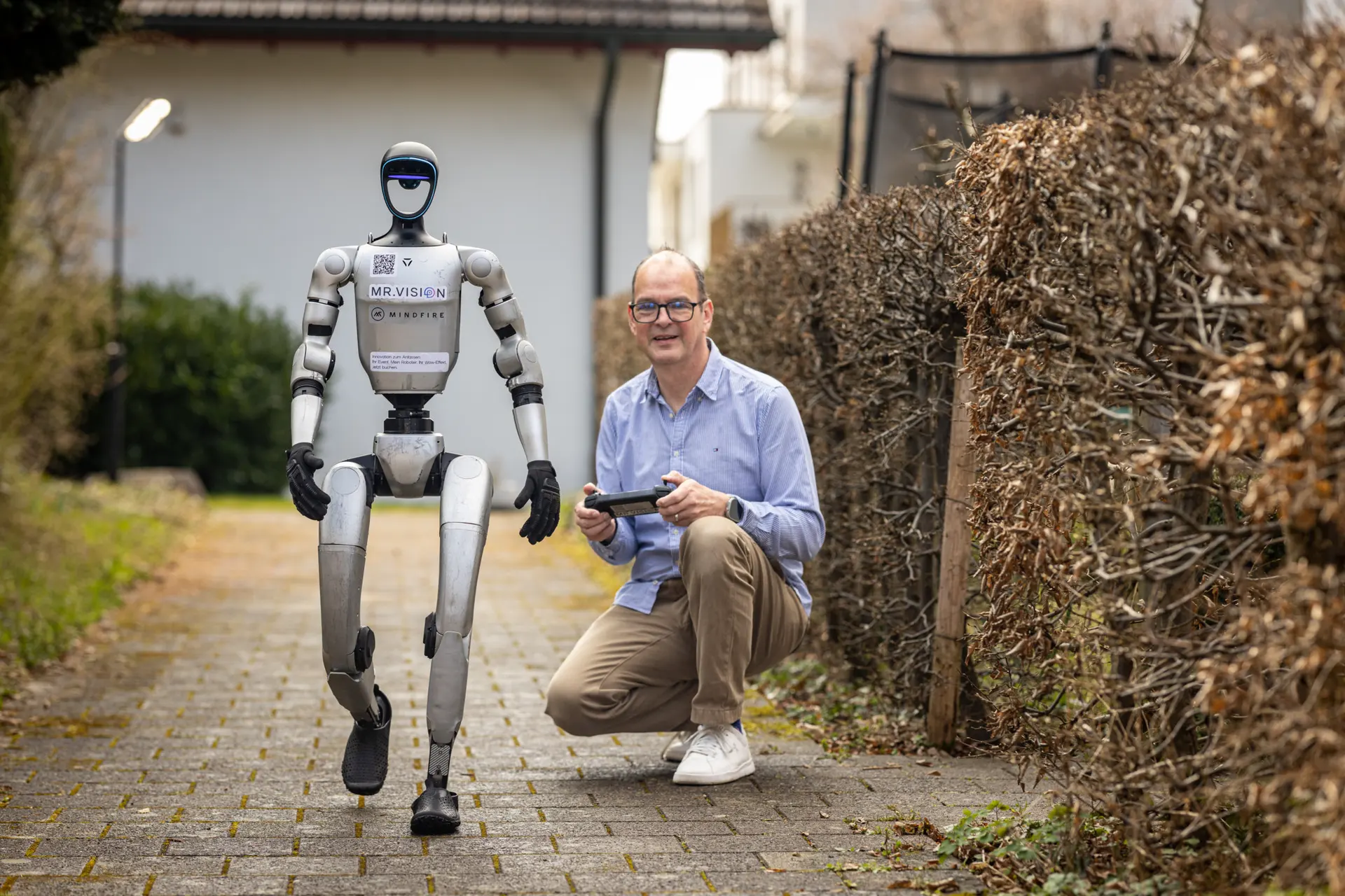 Appearing with his robot lady Henrietta at this year's Seuzach Spring Show: René Vogel.